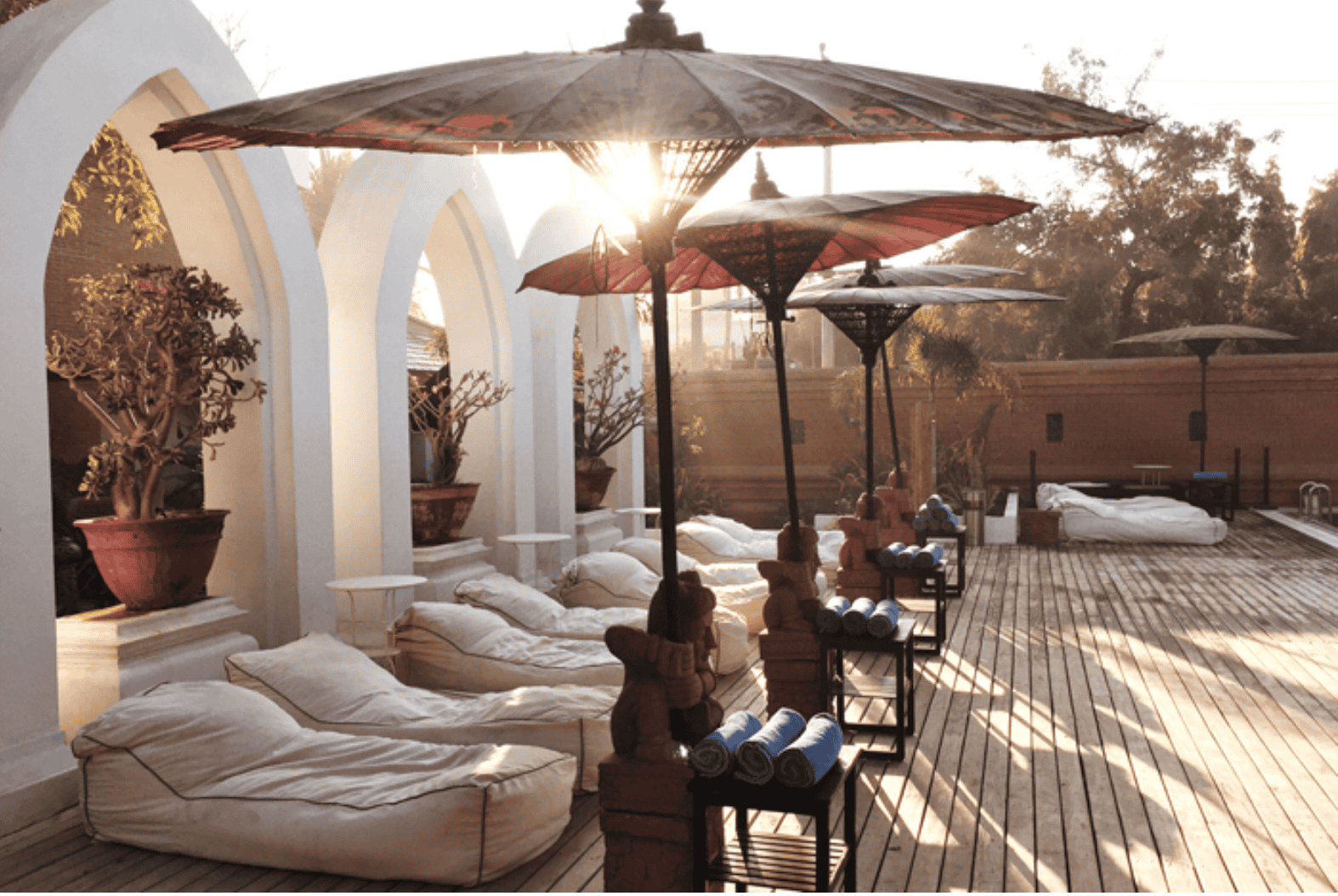 Myanmar: Morgensonne am Pool im staubigen Bagan