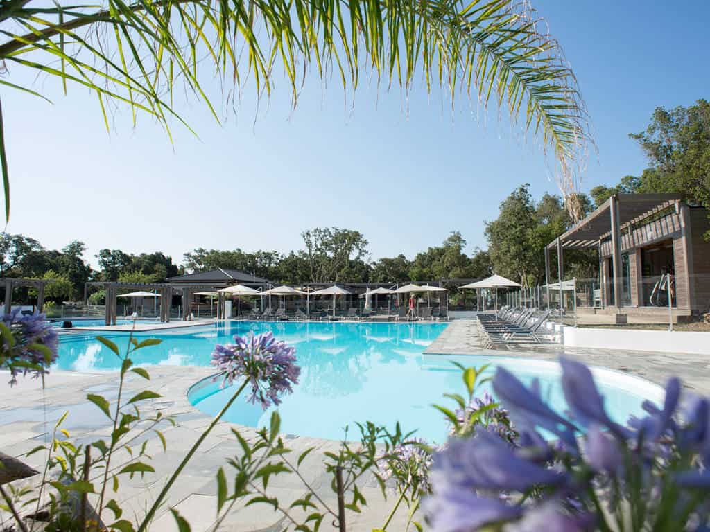 Glamping Unterkunft Korsika - Yelloh Chalet Campingplatz Swimmingpool - Reiseblog Bravebird