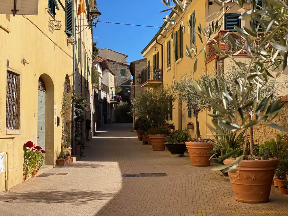 Montescudaio Bergdorf in der Toskana - Reisemagazin Bravebird