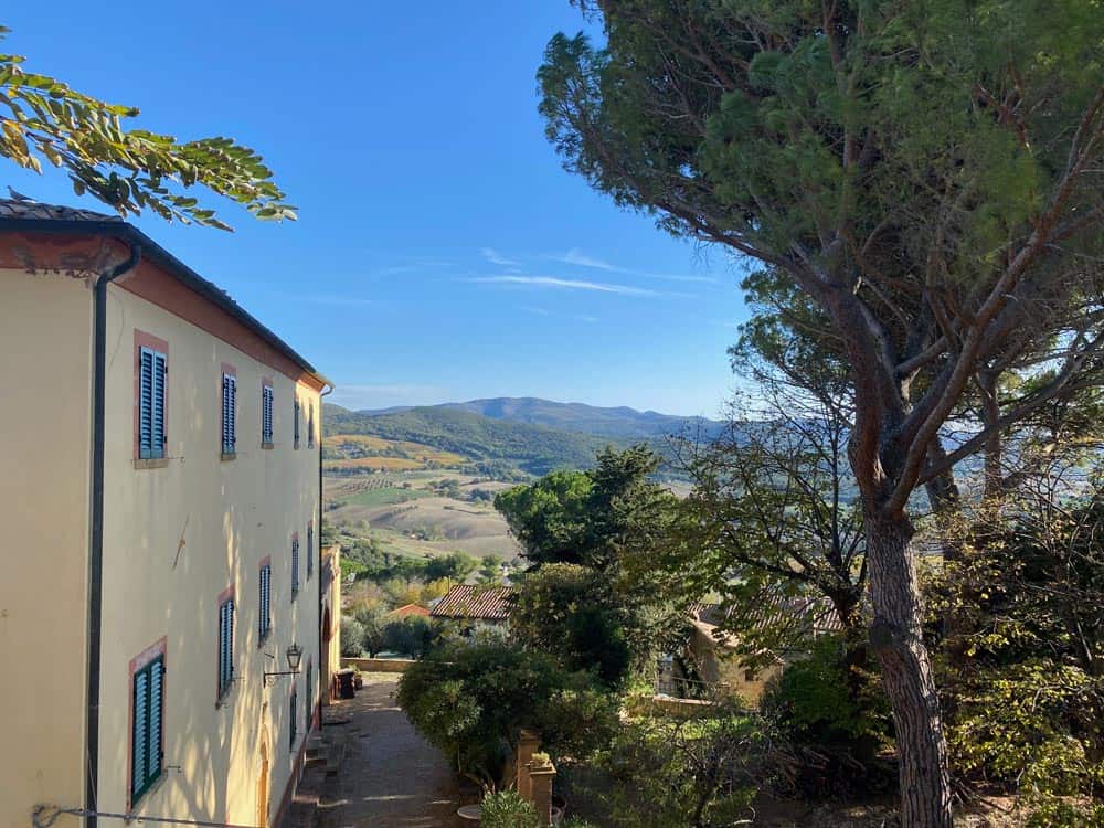 Casale Marittimo Bergdorf Toskana - Reisemagazin Bravebird