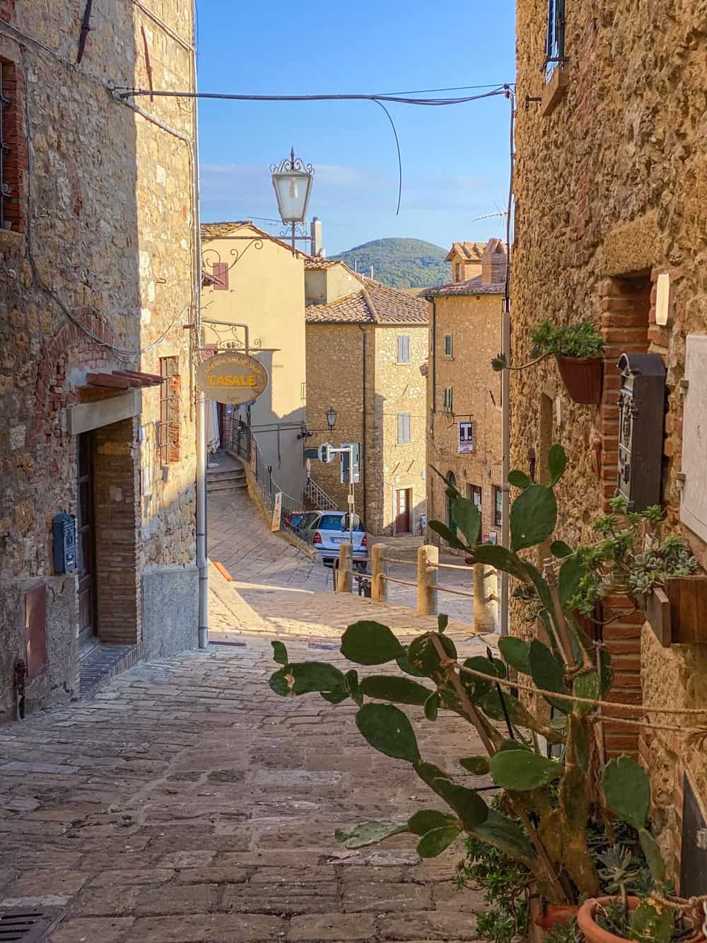 Casale Marittimo Bergdorf Toskana - Reisemagazin Bravebird