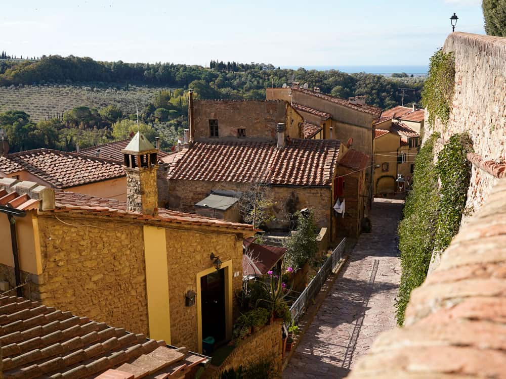 Montescudaio Bergdorf in der Toskana - Reisemagazin Bravebird