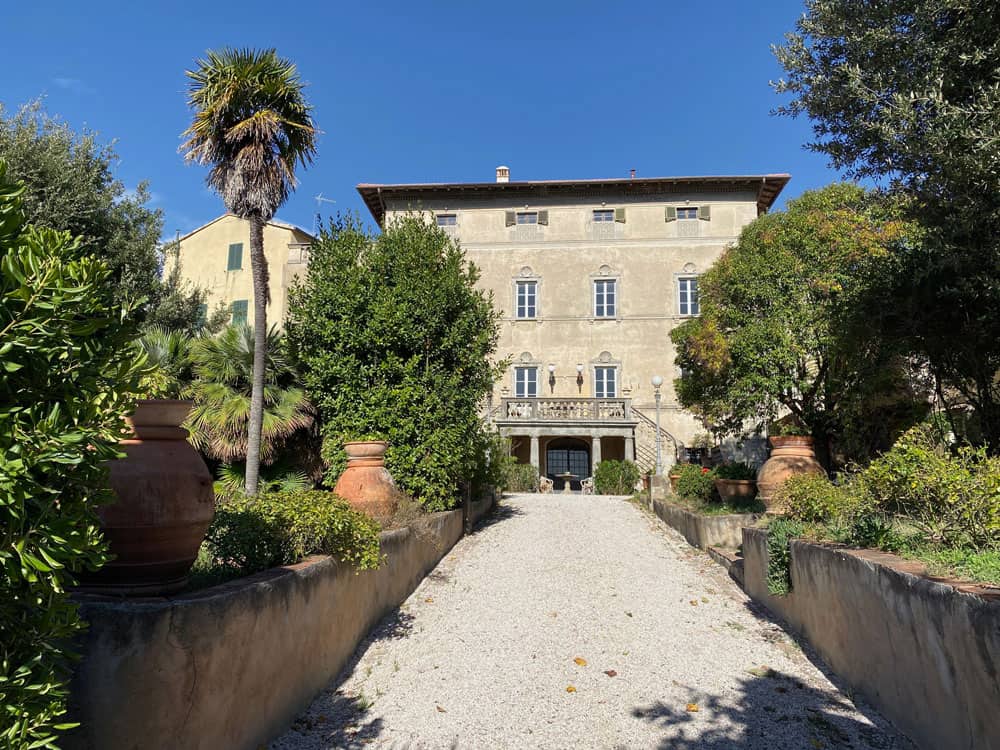 Montescudaio Bergdorf in der Toskana - Reisemagazin Bravebird