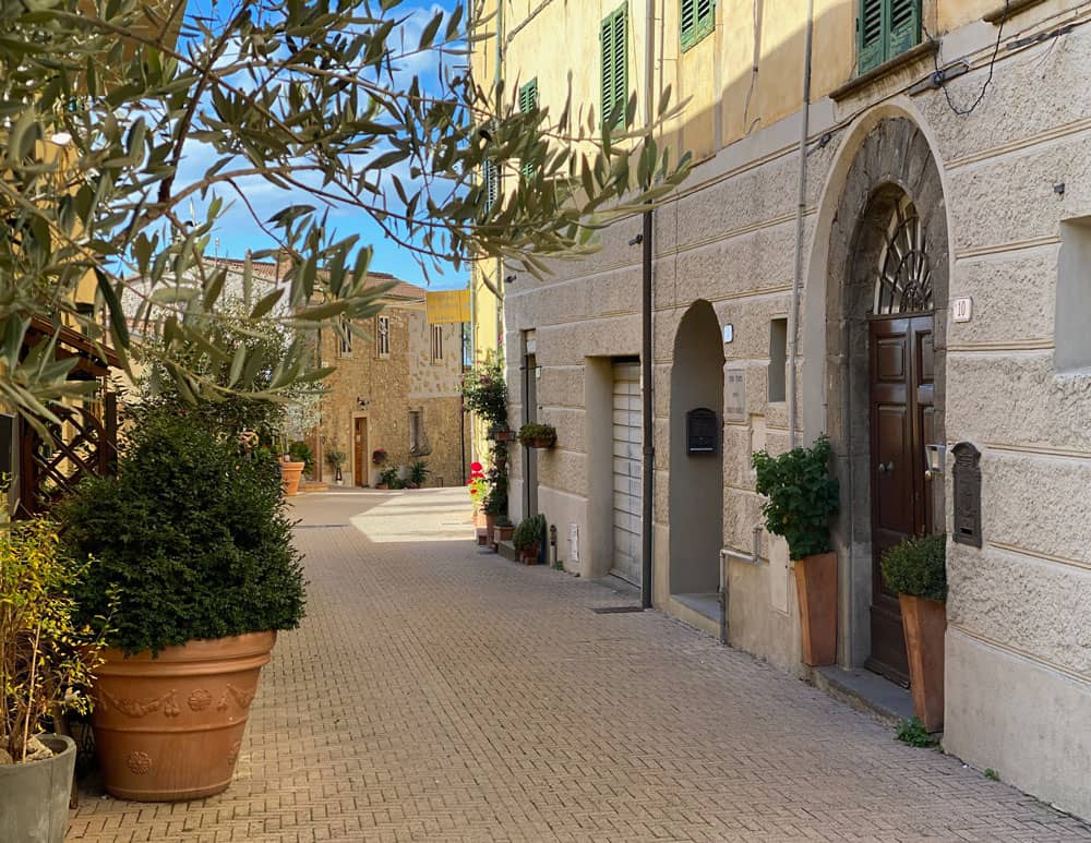 Montescudaio Bergdorf in der Toskana - Reisemagazin Bravebird