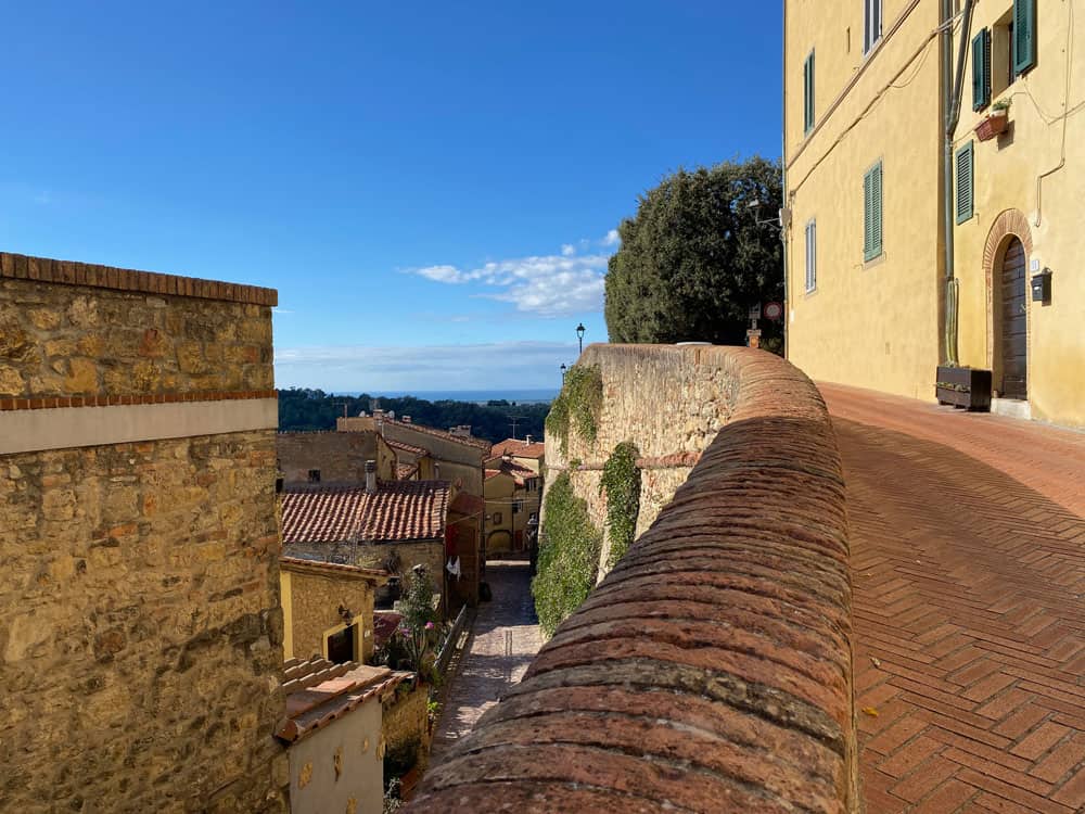 Montescudaio Bergdorf in der Toskana - Reisemagazin Bravebird