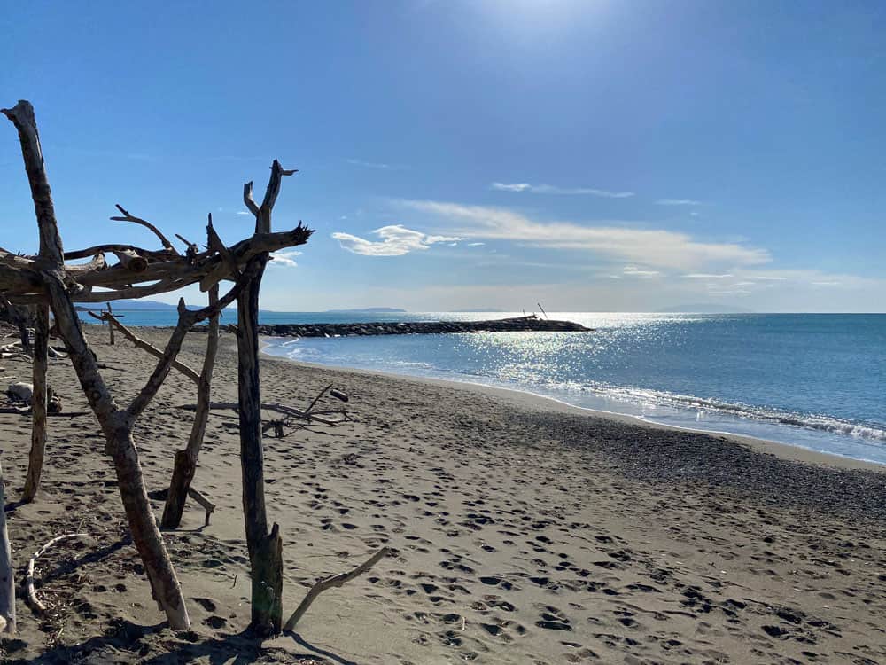 Strand von Cecina im Herbst - Reisemagazin Bravebird