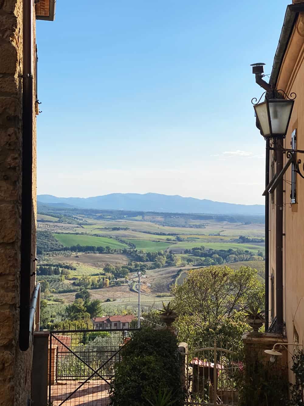 Casale Marittimo Bergdorf Toskana - Reisemagazin Bravebird