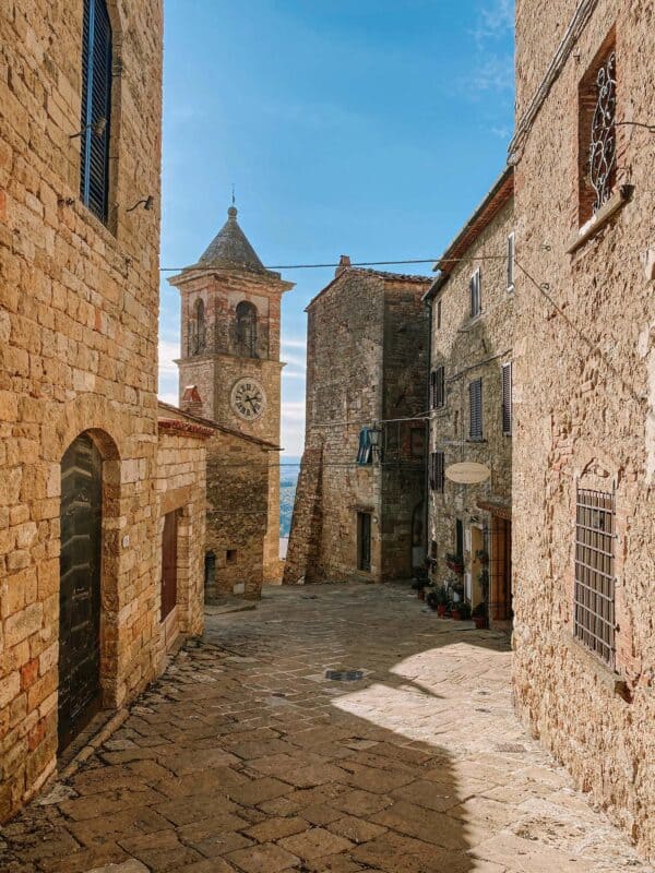 Bergdorf in der Toskana - Reisemagazin Bravebird