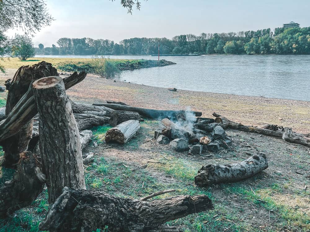 Totholz wird für Lagerfeuer verbrannt - Reiseblog Bravebird