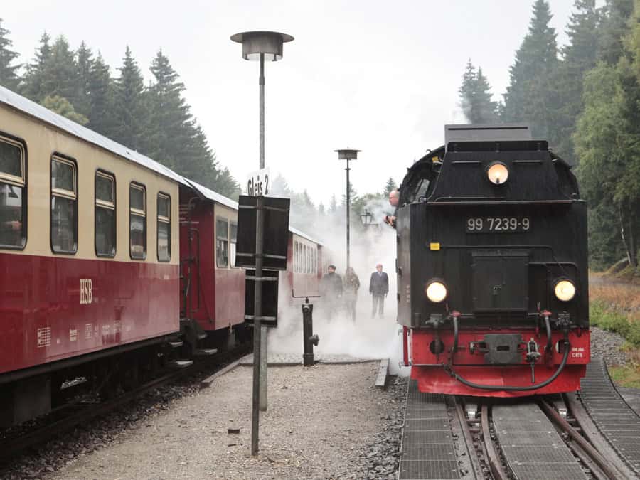 Bahnhof der Brockenbahn mit Dampflok, die zum Harzer Brocken fährt