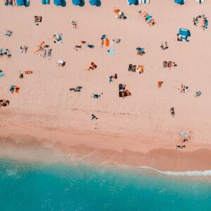 Massentourismus am Strand, Drohnen-Aufnahme von vielen Menschen am Strand liegend