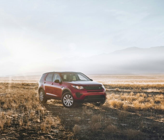 SUV in der Landschaft