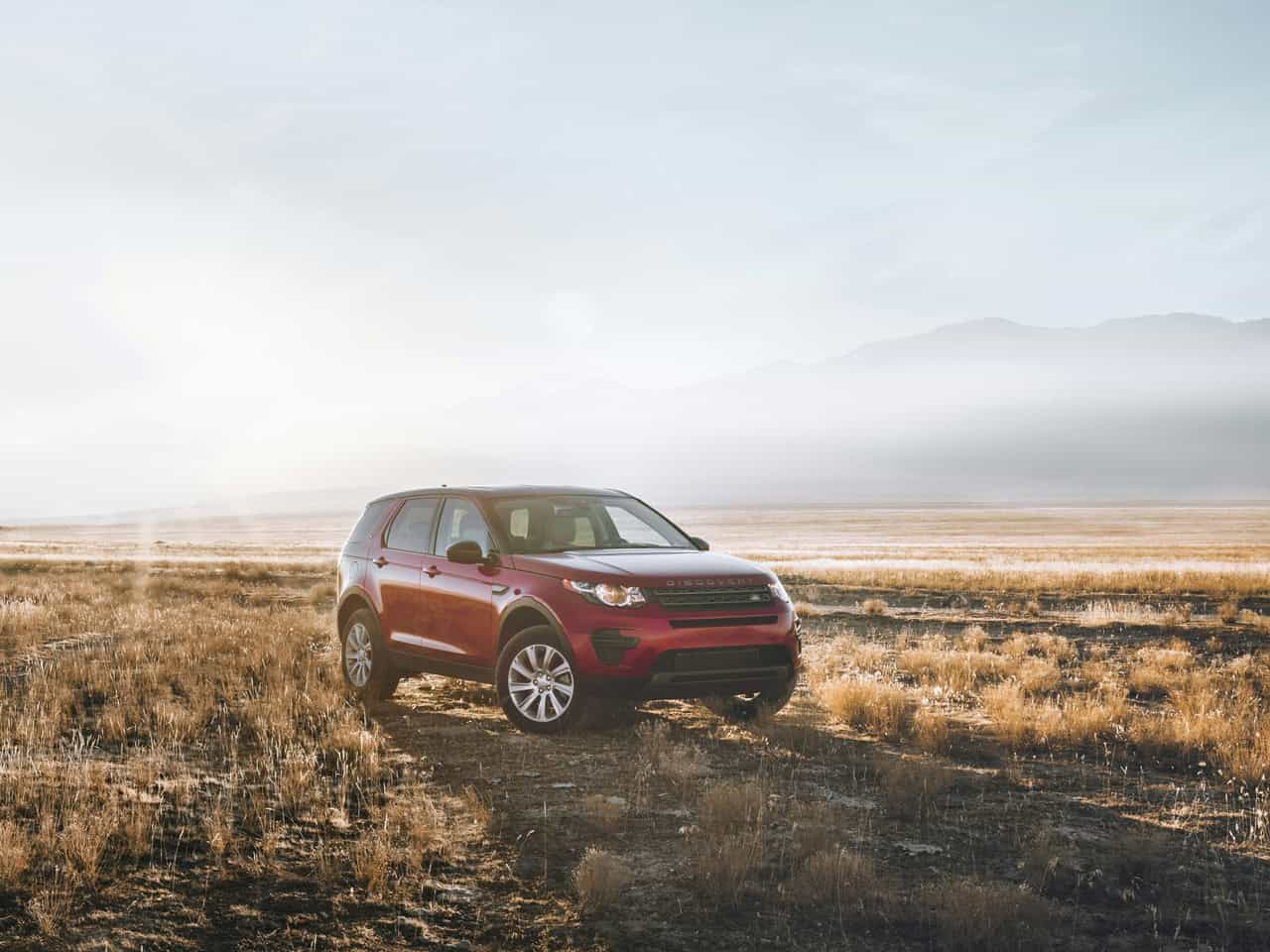 SUV in der Landschaft