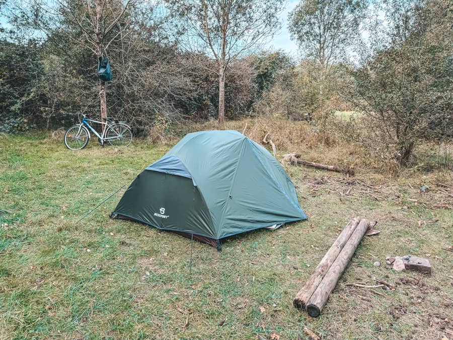 Bushcraft und Mikroabenteuer illegales Zelten in Schutzgebieten und im Wald - Wildcamping