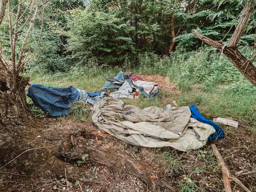 Zelte und Outdoor-Equipment im Wald gelassen - Kritik an Mikroabenteuer