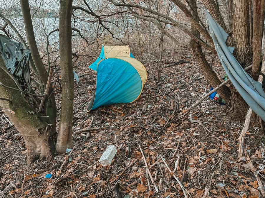Zurückgelassene Zelte im Landschaftsschutzgebiet Köln