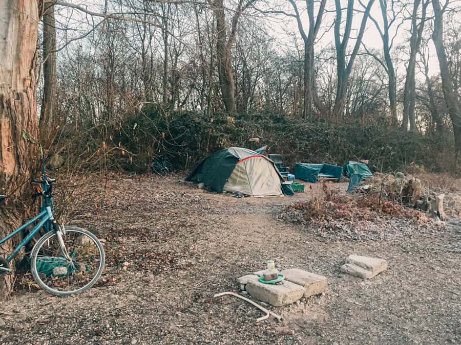 Zelt am Rhein von Obdachlosem in Köln
