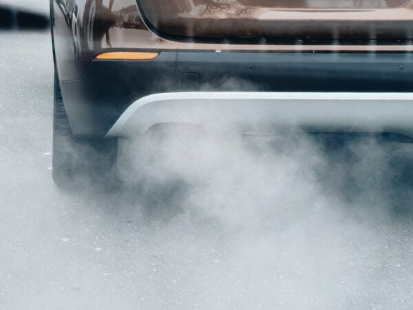 Abgase Auspuff SUV Verbrenner