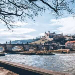 Alte Mainbrücke und Festung Marienberg in Würzburg am Main