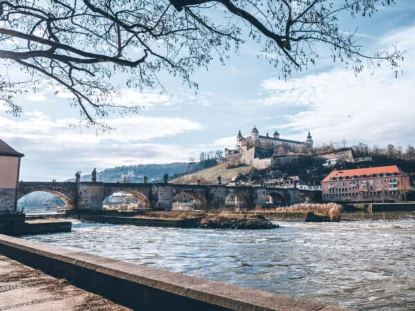 Alte Mainbrücke und Festung Marienberg in Würzburg am Main