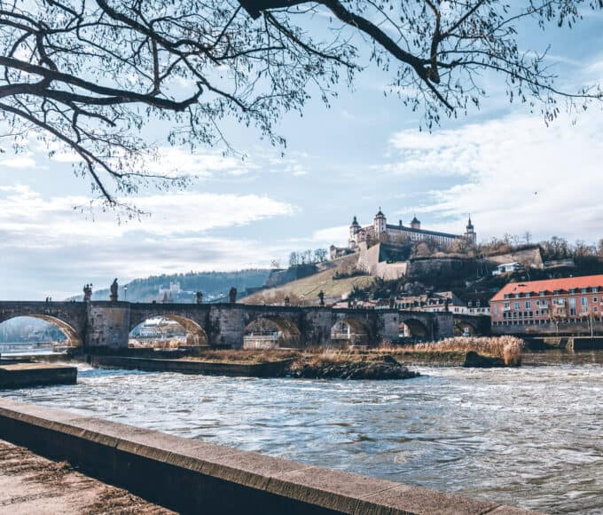 Alte Mainbrücke und Festung Marienberg in Würzburg am Main