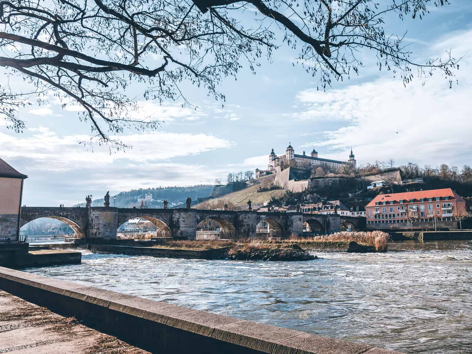 Alte Mainbrücke und Festung Marienberg in Würzburg am Main
