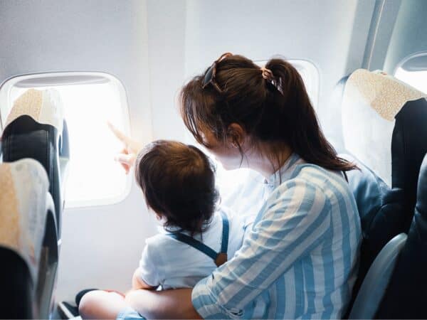 Fliegen mit Baby - eigener Sitz oder auf dem Schoß