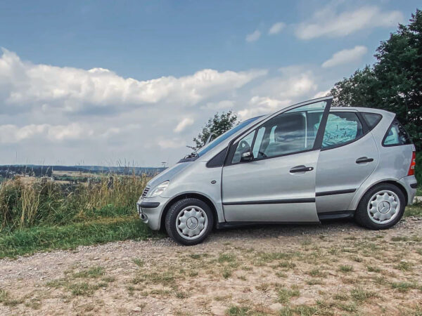 Mercedes A-Klasse als Schlafplatz beim Übernachten im Kleinwagen