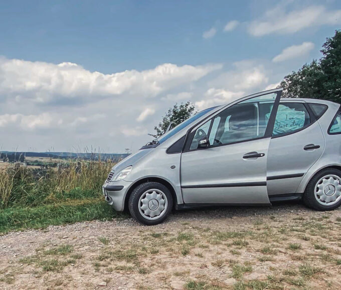 Mercedes A-Klasse als Schlafplatz beim Übernachten im Kleinwagen