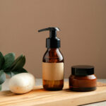 Braune Naturkosmetik-Flaschen und Creme auf Holzbrett