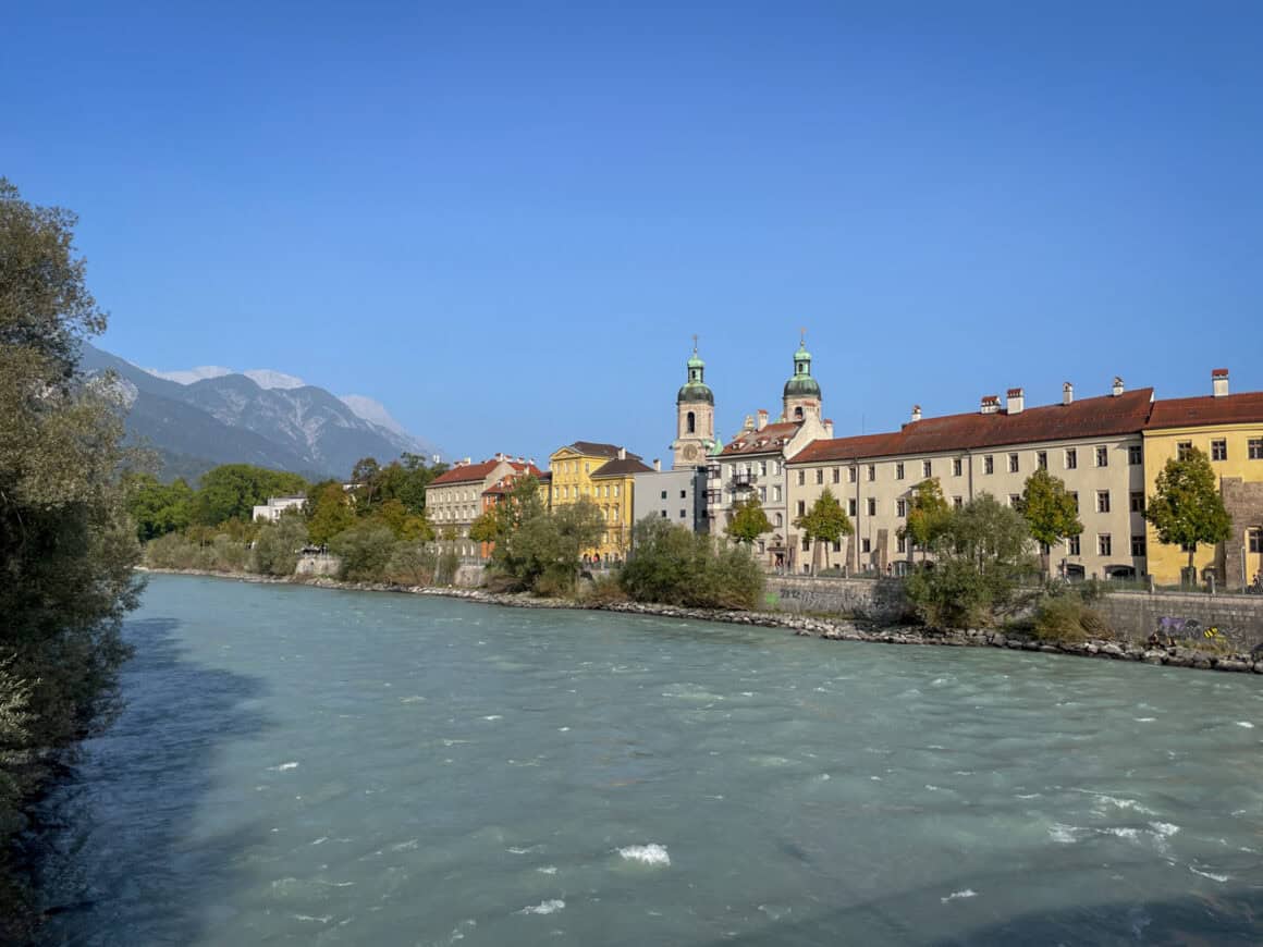Blick auf Innsbruck am Inn beim Wandern über die Alpen von Innsbruck nach Sterzing