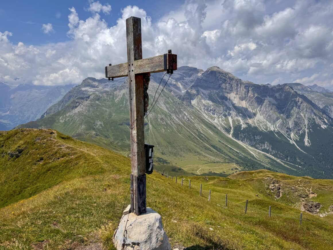 Kreuz am Sandjöchl beim Wandern über die Alpen Richtung Südtirol