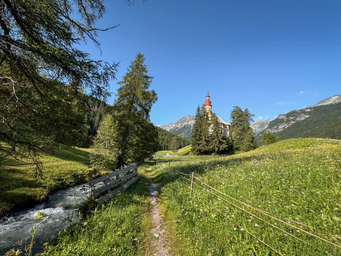 Wanderweg am Wildbachufer beim Wandern in den Alpen auf der Route von Innsbruck nach Sterzing