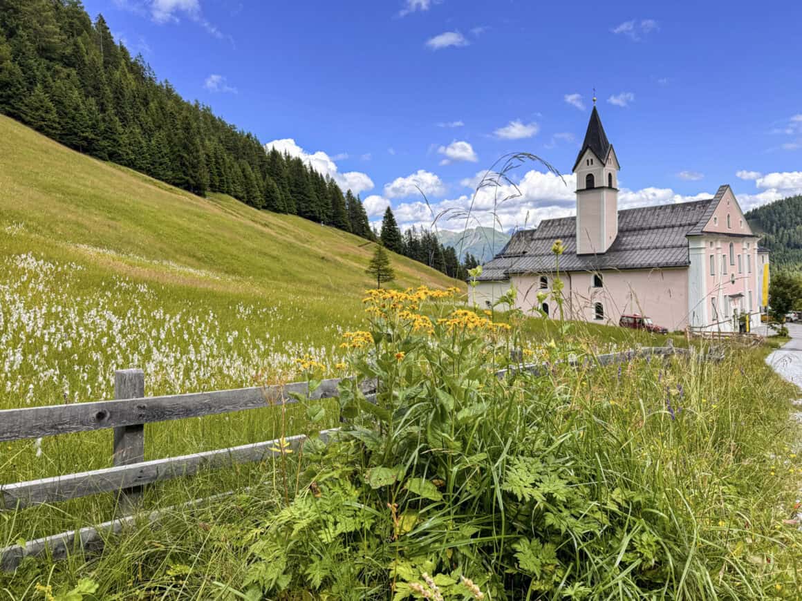 Kirche Maria Waldrast beim Wandern in den Alpen auf der Route von Innsbruck nach Sterzing