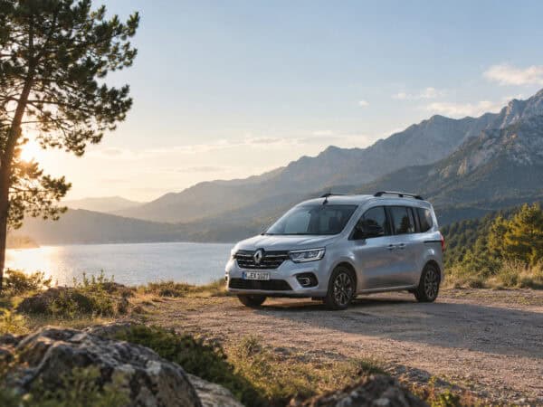 Renault Kangoo III als Microcamper in einer Landschaft