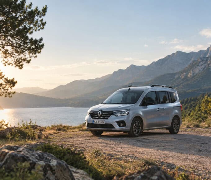 Renault Kangoo III als Microcamper in einer Landschaft