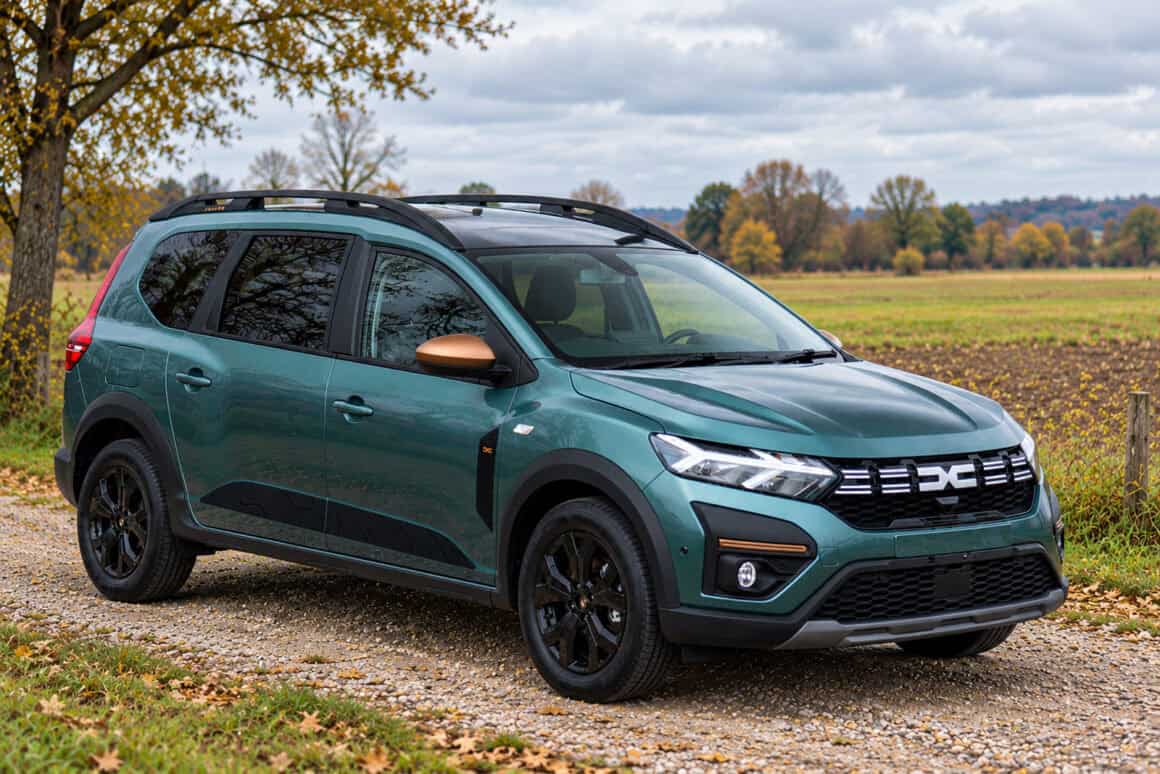 Dacia Jogger als Microcamper am Feldrand