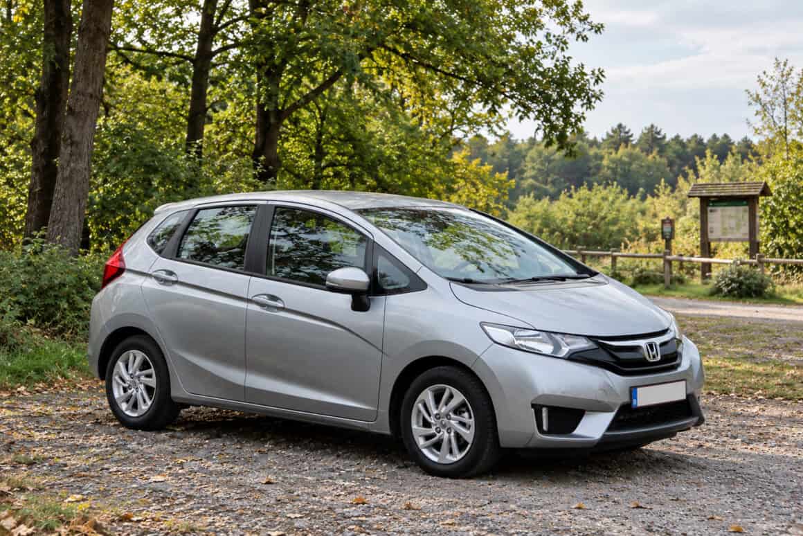 Honda Jazz als kompakter Microcamper am Waldrand