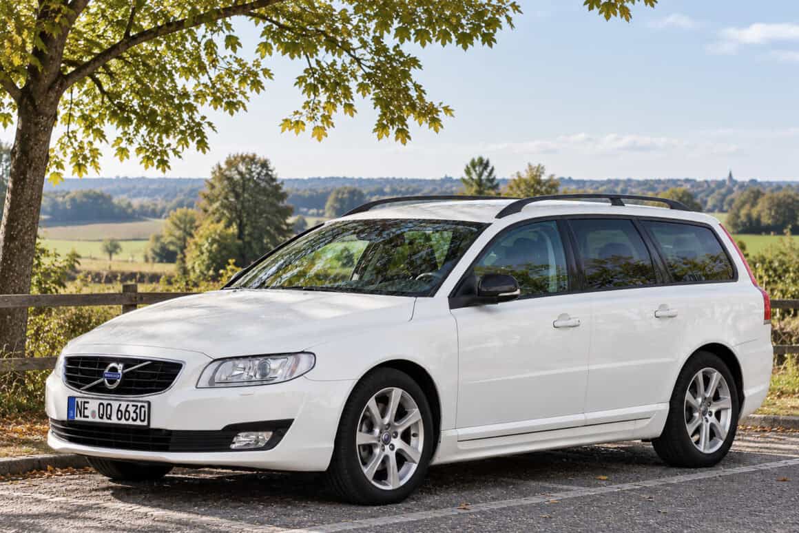 Volvo V70 als Microcamper auf einem ländlichen Parkplatz