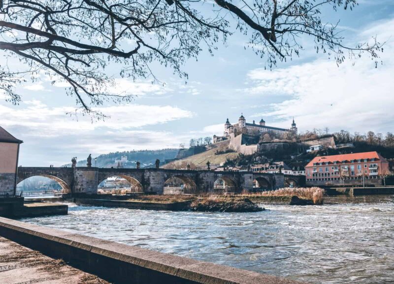 Alte Mainbrücke und Festung Marienberg in Würzburg am Main